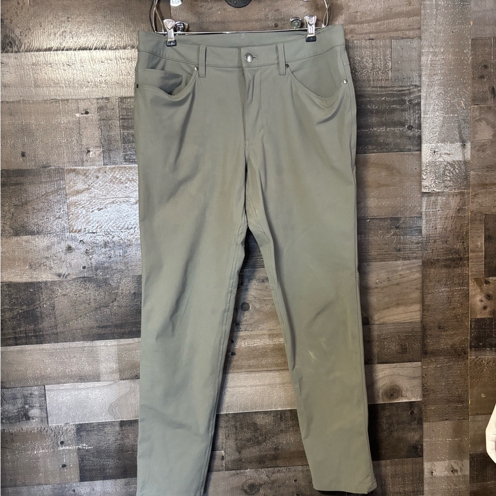 lululemon athletica Men's Olive Green Chinos Size 32